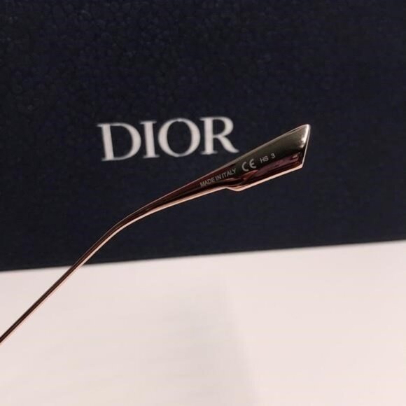 Stylish Black and Gold Sunglasses - Picture 13 of 13